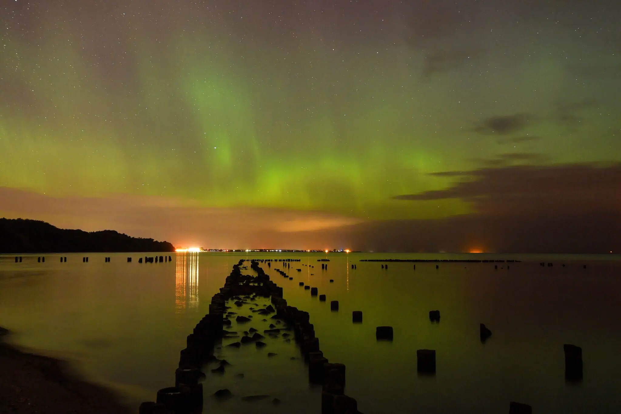 Вода біля затоки виблискувала.